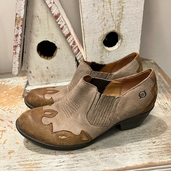 Born Womens Size 9 Tan and Brown Ankle Boots with Western Charm - Picture 5 of 9